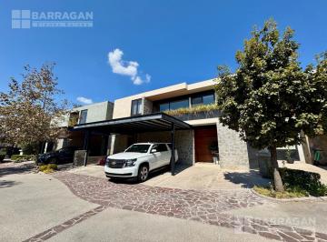 Casa · 438m² · 4 Recámaras · 2 Estacionamientos · Casa en Venta en Condominio Laja