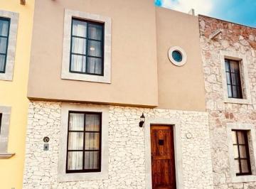 Casa · 124m² · 3 Recámaras · 2 Estacionamientos · Casa en Venta en Club de Golf en San Miguel de Allende, Mexico
