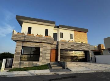 Casa · 480m² · 4 Recámaras · 2 Estacionamientos · Casa con Alberca en Venta en La Riviera Veracruzana