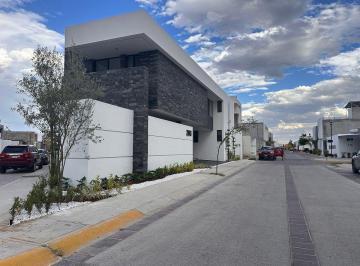 Casa en condominio · 402m² · 5 Recámaras · 3 Estacionamientos · Casa Nueva en Venta en Viña Antigua