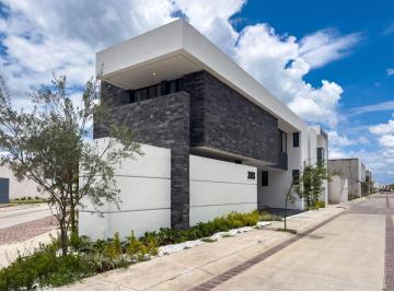 Casa en condominio · 402m² · 5 Recámaras · 3 Estacionamientos · Casa Nueva en Venta en Viña Antigua