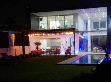 Casa · 490m² · 4 Recámaras · 3 Estacionamientos · Casa en Burgos Bugambilia