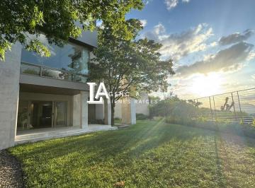 Casa · 980m² · 4 Recámaras · 4 Estacionamientos · Residencia en Venta Villa Montaña