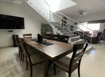 Casa · 300m² · 3 Recámaras · 3 Estacionamientos · Casa - Cuernavaca