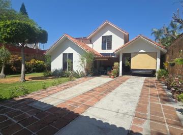 Casa · 250m² · 3 Recámaras · 3 Estacionamientos · Casa - Fraccionamiento Brisas
