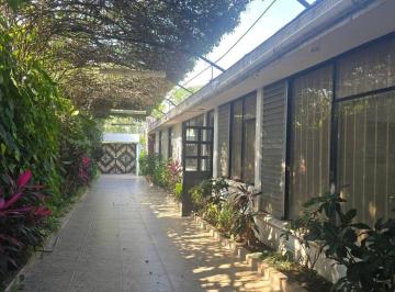 Casa · 635m² · 8 Recámaras · 4 Estacionamientos · Casa - Fraccionamiento Lomas de Cuernavaca