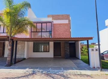 Casa · 220m² · 4 Recámaras · 2 Estacionamientos · Preciosa Casa en Morillotla, con Alta Plusvalía y Estilo Contemporáneo Muy Cerca de Universidades.