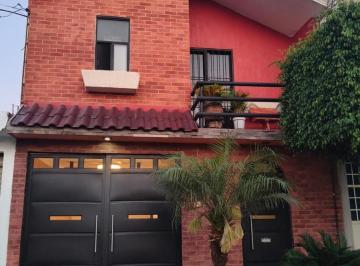 Casa · 216m² · 5 Recámaras · 1 Estacionamiento · Casa en Venta 5 Recámaras en Santa Julia Al Sur de León