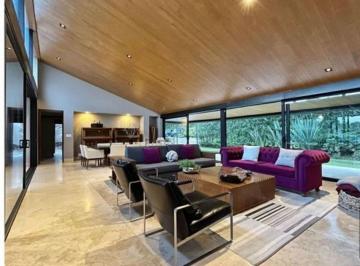 Casa en condominio · 610m² · 4 Recámaras · 5 Estacionamientos · Avandaro, Casa en Condominio en Venta