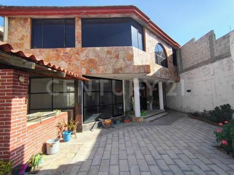 Casa ubicada en la Colonia Lomas Flor del Bosque, zona con crecimie…