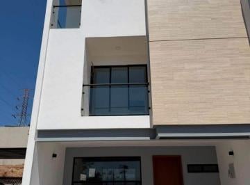 Casa en Venta de 3 habitaciones Bosque Esmeralda · Casa en Venta en Zona Esmeralda