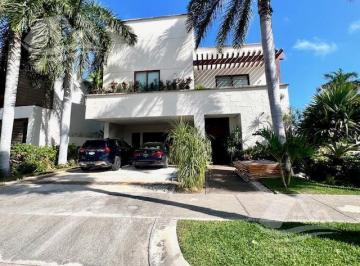Casa · 461m² · 4 Recámaras · Casa en Venta en Puerto Cancun