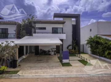 Casa · 381m² · 4 Recámaras · 3 Estacionamientos · Casa en Venta en Lagos del Sol Cancun