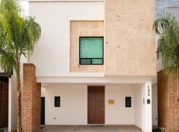Casa · 238m² · 3 Recámaras · 2 Estacionamientos · Casa en Cerrada con Amenidades