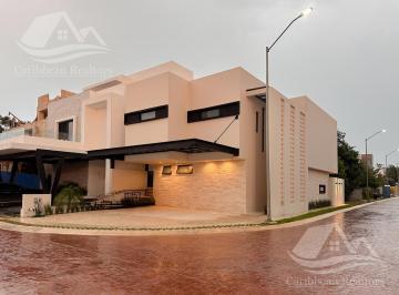 Casa · 280m² · 4 Recámaras · 3 Estacionamientos · Casa en Venta en Via Cumbres Cancun