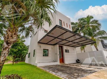 Casa · 246m² · 3 Recámaras · 2 Estacionamientos · Casa en Venta Cancún Arbolada