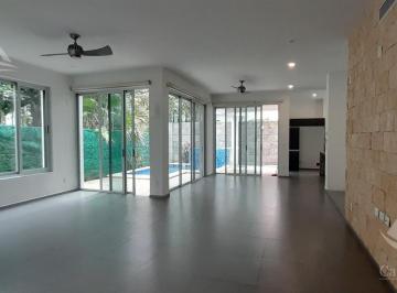 Casa · 300m² · 4 Recámaras · 3 Estacionamientos · Terreno en Venta en Residencial Via Cumbres