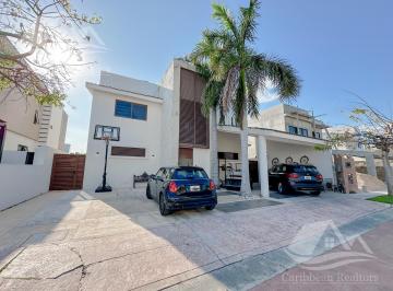 Casa · 450m² · 3 Recámaras · 4 Estacionamientos · Casa en Venta Cancún Lagos del Sol