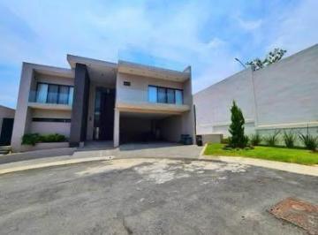 Casa · 400m² · 3 Recámaras · 4 Estacionamientos · Casa en Venta en Bosques de Las Misiones