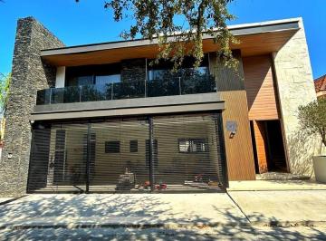 Casa · 500m² · 4 Recámaras · 5 Estacionamientos · Casa en Venta en Valle Alto