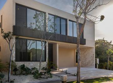 Casa · 415m² · 5 Recámaras · 3 Estacionamientos · Casa en Venta en Privada Cutzam, Yucatán Country Club