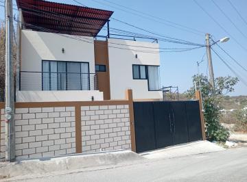 Casa · 230m² · 3 Recámaras · 3 Estacionamientos · Casa en Venta en Tequesquitengo con Vista Al Lago