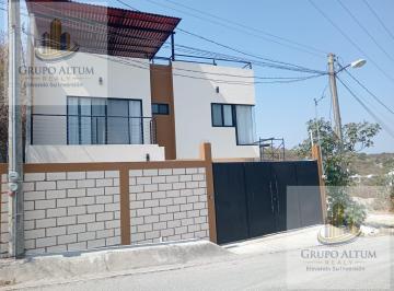 Casa · 230m² · 3 Recámaras · 3 Estacionamientos · Casa en Venta en Tequesquitengo con Vista Al Lago