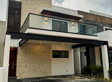 Casa · 251m² · 4 Recámaras · 2 Estacionamientos · Casa en Venta