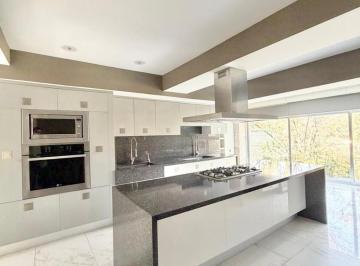 Casa de 7 habitaciones, Atizapán de Zaragoza · Casa de 2400 m² con 7 Recámaras en Venta en Club de Golf Vallescondido, Naucalpan de Juárez.