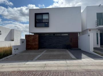 Casa · 289m² · 3 Recámaras · 3 Estacionamientos · Casa en Venta en Fraccionamiento Cumbres del Lago Juriquilla Querétaro