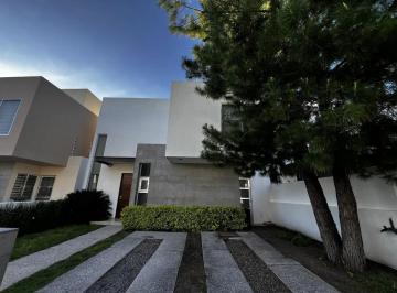 Casa · 213m² · 4 Recámaras · 2 Estacionamientos · Renta Casa Condominio "La Condesa Juriquilla" con Recamara en Planta Baja