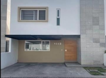 Casa · 228m² · 3 Recámaras · 2 Estacionamientos · Casa en Venta Condominio "La Condesa Juriquilla" Queretaro