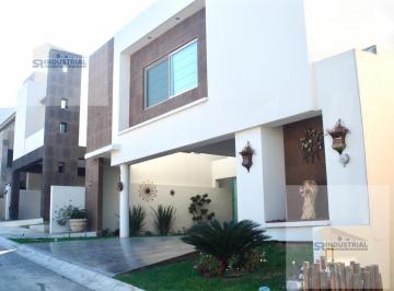 Casa · 400m² · 3 Recámaras · Casa en Los Milagros de Valle Alto 1 Sector
