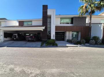 Casa · 750m² · 3 Recámaras · 4 Estacionamientos · Casa - Sierra Alta 4 Sector