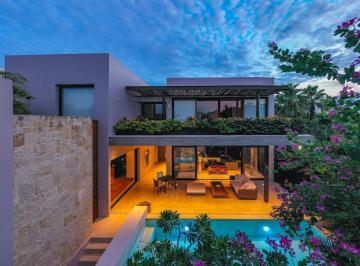 Casa · 800m² · 4 Recámaras · 4 Estacionamientos · Se Vende Casa con Muelle en Puerto Cancún