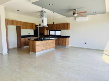 Casa · 392m² · 4 Recámaras · 3 Estacionamientos · Se Vende Casa de 4 Recamaras en Lagos de Sol, Cancun