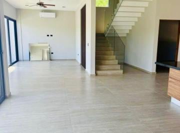 Casa · 392m² · 4 Recámaras · 3 Estacionamientos · Se Renta Casa de 4 Recamaras en Lagos del Sol, Cancún