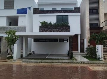 Casa · 304m² · 4 Recámaras · Casa Nueva de Alta Calidad en Aqua Residencial