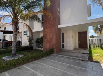 Casa · 282m² · 3 Recámaras · 2 Estacionamientos · Casa en Venta Al Norte en Las Plazas Zona Tercer Anillo 13lc