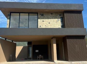 Casa · 285m² · 3 Recámaras · 2 Estacionamientos · Casa en Venta en Rios del Vergel, Santiago Nl