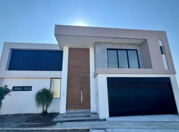Casa · 350m² · 4 Recámaras · 2 Estacionamientos · Casa con Alberca y Recamara en Planta Baja Playas del Conchal