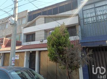 Casa · 360m² · 4 Recámaras · 2 Estacionamientos · Residencia Casa Habitacion en Retorno 7 Casa 32 de Cecilio Robelo, Col Jardin Balbuena Cp15900