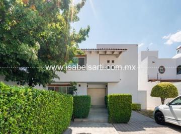 Casa · 400m² · 3 Recámaras · 2 Estacionamientos · Casa en Venta en Jurica