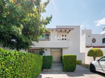 Casa · 600m² · 3 Recámaras · 2 Estacionamientos · Casa en Venta en Jurica