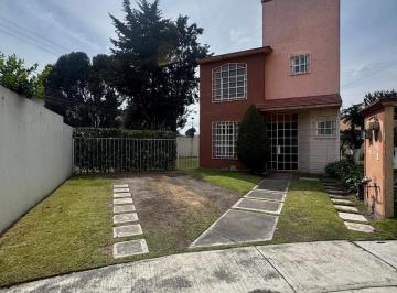 Casa · 211m² · 3 Recámaras · 3 Estacionamientos · Casa con Terreno Excedente en Renta en La Galia Toluca