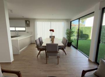 Casa de 3 habitaciones, Corregidora · Casa en Venta con Amplio Jardín en L y Cada Recamara con Baño Propio