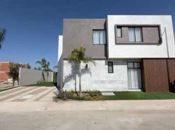 Casa de 4 habitaciones, Corregidora · Casa en Venta con Recamara Completa en Pb de Muy Amplios Espacios