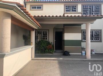 Casa · 343m² · 5 Recámaras · 3 Estacionamientos · Casa en Paseos del Bosque Naucalpan