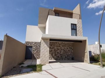 Casa · 255m² · 3 Recámaras · 3 Estacionamientos · Casa en Renta o Venta en Cañadas del Arroyo con 3 Rec y Roof Garden