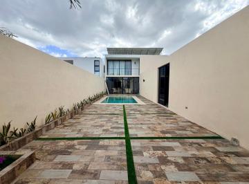Casa de 4 habitaciones, Mérida · Casa en Venta con Alberca, Recámara en Planta Baja y Paneles Solares, en Dzityá.